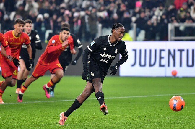 「滑稽なPKだ」「狂っている！」ユベントスFW、まさかの“パネンカ失敗”に酷評「どうして蹴らせた？」