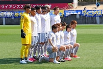 今治の新ユニ、デザイン一新。果敢にゴールへ向かう選手たちの姿と重なる航跡波。次の一歩を踏み出す力を与える「Wake Stripe2.0」