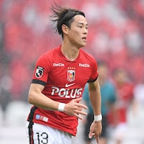 「美男美女の夫婦」浦和MFとモデル妻がペアルックで見つめ合う！“ほっこり動画”に反響「このご家族かわいすぎ！」