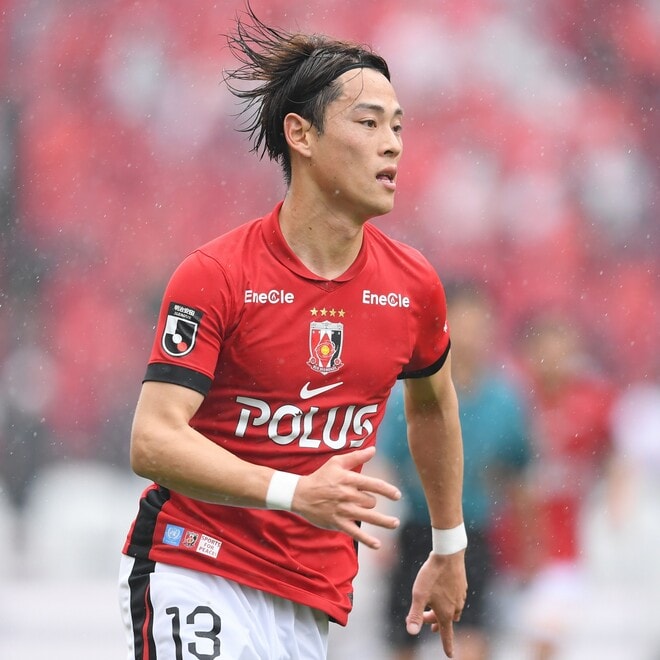 「美男美女の夫婦」浦和MFとモデル妻がペアルックで見つめ合う！“ほっこり動画”に反響「このご家族かわいすぎ！」