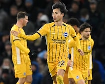 「えぐすぎて笑っちまう」「バケモンや」日本の朝に飛び込んだ“朗報”！強豪を沈めた三笘薫の驚愕弾に列島熱狂！「まじでレベチ」「キャノン砲やん」