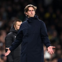 「クラブから出て行け」「クビにしろ」試合前に“宿敵”のロゴ入りカップを使用したトッテナム指揮官に非難轟々「頭がおかしい」「最初、AIかと思った」