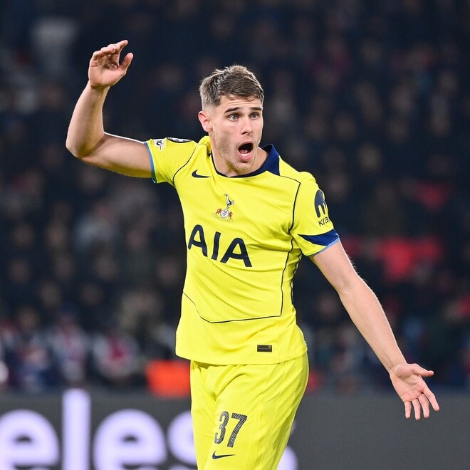 「衝撃の瞬間」と英紙報道。“やるなら来い”と煽る場面も。勝てないスパーズがファンと衝突「ポロも別の激しい口論に巻き込まれた」