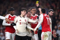 「あいつはバカか」「ひどい行為だ」リバプールが激怒！重傷疑いのDFにボールをぶつけ…アーセナルFWの愚行に世界中から批判殺到「問答無用でレッドだろ」「衝撃のスポーツマンシップだ」