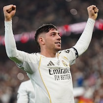 「もうロベカルだろ」「ゴール後の喜び方大好き」ダービーで“バルベルデ砲”が炸裂！鮮烈FK弾に反響「何度見てもえぐい」「凄すぎて笑っちまったよ」