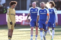 「史上最大の番狂わせだ」大大大波乱！日本代表MF欠場の前回王者が６部のアマチュアクラブに衝撃の“完敗”で海外驚愕！ファンは憤慨「バカげている」「なんて恥だ」「どっちがプレミアのクラブだよ」