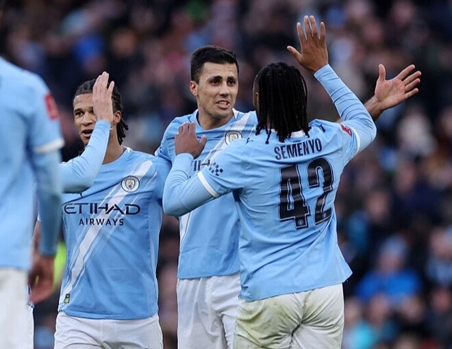 「容赦ない」「もうサッカーじゃないだろ」マンCが衝撃の“10-1爆勝”でSNS騒然!前日加入の新戦力もなんと1G1A「スコアを二度目にした」「ゲームでも起きない」