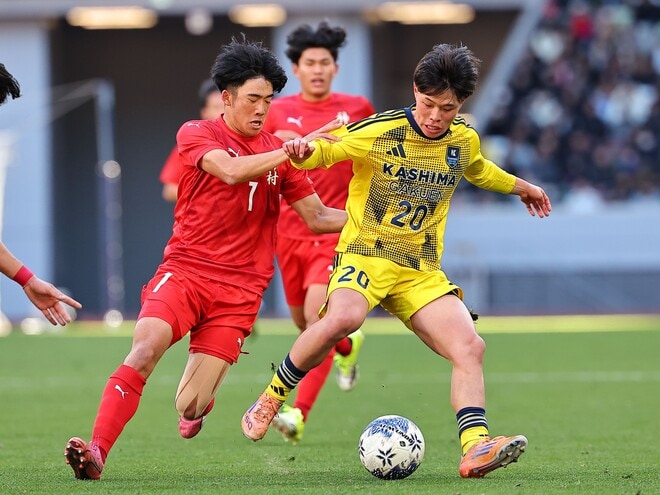 神村学園が日髙の先制ゴール、堀ノ口の鮮烈ミドル弾で2点をリードして後半へ! 鹿島学園は守護神がPKストップ【選手権・決勝】