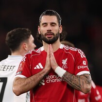 「スロット唖然」「シュートスピード速すぎ」的を射抜くような鋭撃！ リバプールMFの強烈な長距離砲に脚光「早朝に叫ばせていただきました」