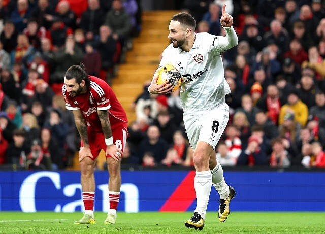 「練習時でもすべきではない。奇妙な選択だ」リバプール指揮官が自軍選手のプレーを問題視。敵将は激怒「失望した。プレミアやCLではやらないだろ？」