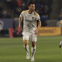 「スター揃い」「かっこいい」超人気ロックバンドのボーカルが元日本代表DFコンビとサッカーを楽しむ！ 豪華な共演にファンが反応「ズルいぞ」