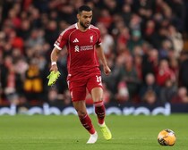 「面白い光景」スパイクを片手にピッチを奔走！ リバプールのオランダ代表FWを現地メディアも茶化す「称賛すべき」「適切な瞬間ではなかった」