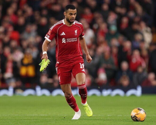 「面白い光景」スパイクを片手にピッチを奔走！ リバプールのオランダ代表FWを現地メディアも茶化す「称賛すべき」「適切な瞬間ではなかった」