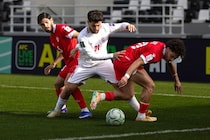 「衝撃の敗戦だ」驚きの波乱！“アジア２位”がFIFAランク108位にまさかの敗戦→GS敗退決定に海外メディアが驚愕！母国ファンは不満「悲惨だ」「恥ずかしい」【U-23アジア杯】