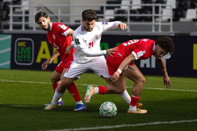 「衝撃の敗戦だ」驚きの波乱！“アジア２位”がFIFAランク108位にまさかの敗戦→GS敗退決定に海外メディアが驚愕！母国ファンは不満「悲惨だ」「恥ずかしい」【U-23アジア杯】