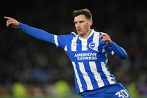 「攻撃のところでも違いが作れる」電撃復帰のドイツ人MFに三笘薫も期待。優れたポジショニングとパス精度「僕自身も良さが分かっている」【現地発】