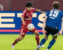 ガツンと奪う、鋭い縦パスも通す！ ドイツ２部デビューの23歳日本人MFに新天地クラブも一目惚れ「心を奪われた」