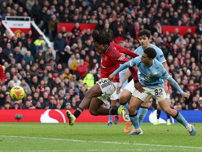 因縁の“マンチェスター・ダービー”はユナイテッドに軍配！ ムベウモ＆ドルグ弾で宿敵シティを２－０撃破、キャリック体制の初陣を白星で飾る