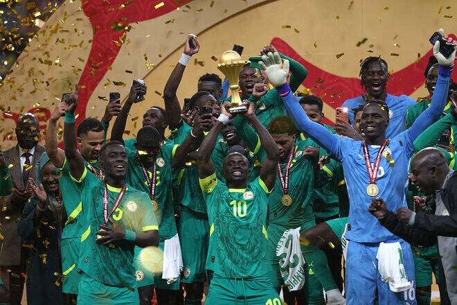 「この蛮行を許しちゃダメ」「こんなんフェアじゃない」土壇場のPK判定に激怒して“試合放棄”…優勝したセネガルの行為に批判殺到！「納得いかない」「ボイコットした時点で負けだろ」【アフリカ選手権決勝】