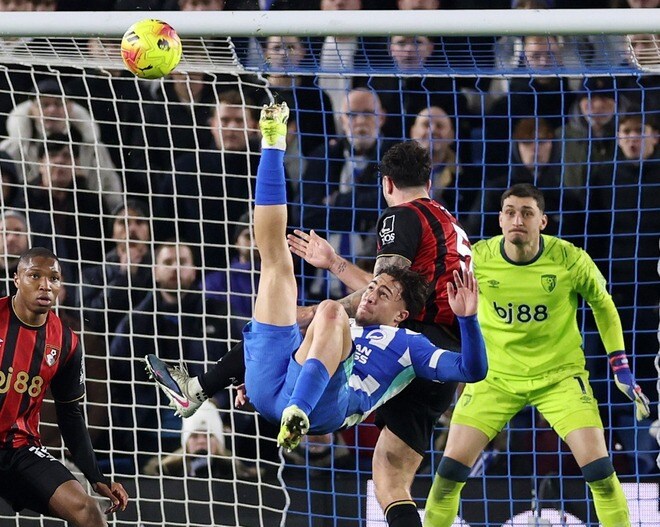 「鳥肌立つわ」「末恐ろしいな」18歳FWがブライトンを救う！ 後半ATに決めた衝撃のオーバーヘッド弾に脚光「朝から叫びました」