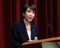 「光栄な機会をいただきました」高市首相がW杯トロフィーを誇らしげに掲げる！ 日本代表にエールも「何とか持ち帰って欲しいなと願っております」