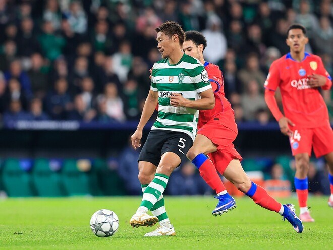 「相手のリズムを乱した」今季CL初先発で前回王者撃破に貢献！ 守田英正のパフォーマンスを海外メディアが絶賛「驚異的なカバー範囲」「中盤をまとめる接着剤のような存在」