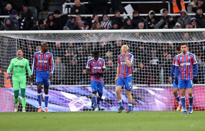 パレスは見捨てられているのか。文字通り“ゴタゴタ”。グラスナーの退任、主力選手の去就、鎌田の今後。すべて同じ一本の線でつながっている【現地発】