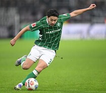 「個人で負けてたら話にならない」日本代表DFがメガクラブ関心のドイツ代表SBとのマッチアップに“本音”　圧巻アシスト記録も痛恨ドローに「ポジティブに終わりたかった…」【現地発】