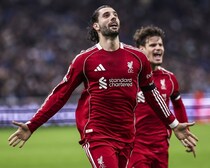 リバプールMF「うますぎるだろ」。意表を突くトリッキーなFK弾に脚光「頭脳派ゴール」「天才だよ」