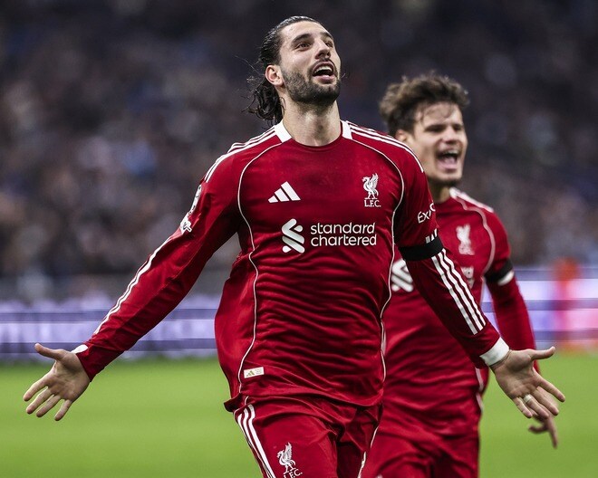 リバプールMF「うますぎるだろ」。意表を突くトリッキーなFK弾に脚光「頭脳派ゴール」「天才だよ」