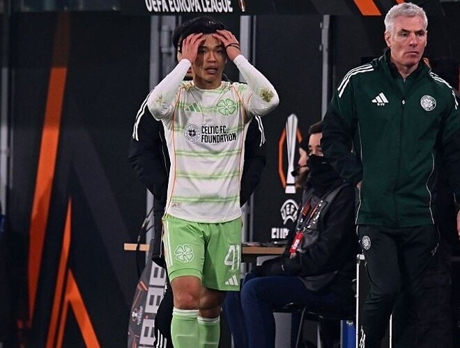 「バカげた退場」「狂気の瞬間」先制点奪取→34分でレッドの日本代表MFを現地メディアが酷評「ヒーローからゼロに転落した」「チームメイトに謝罪する義務がある」