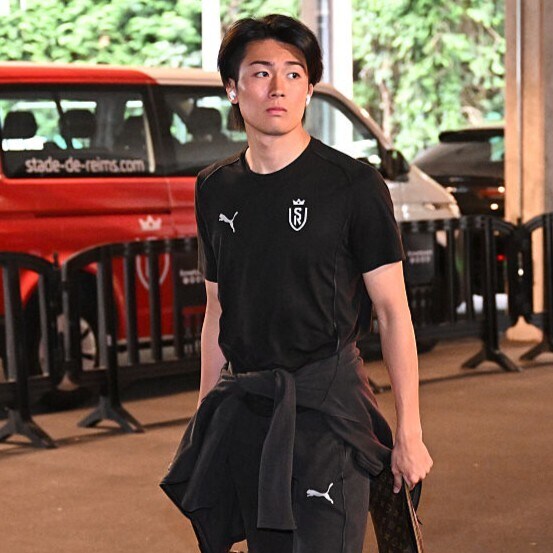 「モデルとサッカー選手の二刀流」25歳の日本代表MFがルイ・ヴィトンのファッションショーに来場！ 貴重ショットにファン熱狂「心臓もちません！」「大人の男性ですね」