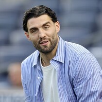 「髪型どうした！」「いやもう誰!?」昨年10月に４か月ぶり実戦復帰→直後に再手術で長期離脱中。シティ31歳MFの最新ショットに脚光「早く戻って来て」