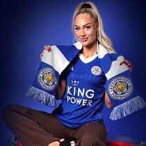 「まじでサッカー選手なの？」スイス代表のブロンド女子がパリコレで魅せた“ワールドクラスの美貌”に脚光！「なんて綺麗な両脚」「セレブ感がすごい」