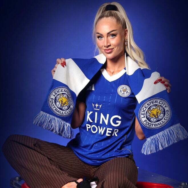 「まじでサッカー選手なの？」スイス代表のブロンド女子がパリコレで魅せた“ワールドクラスの美貌”に脚光！「なんて綺麗な両脚」「セレブ感がすごい」