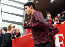 「真剣に検討」今季出場44分の日本代表主将に欧州超名門が関心と現地報道！鉄壁の日本人トリオ結成の可能性