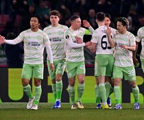 「敵陣で追いまわし、先制点をお膳立て」「称賛に値」数的不利でも奮闘した日本代表FWに対戦国メディアが驚嘆！退場の日本人MFには酷評「最悪」「軽率なことをしでかした」