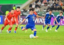 「挑発に乗るわけないって」中国GKの“煽り”にも動じず。日本の10番が堂々のPK成功「まったく見ないの最高」「格が違いますね」の声【U-23アジア杯】