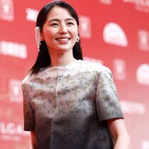 元日本代表MFを父に持つ長澤まさみが幼少期の“激レアな一枚”を公開！「お父さんそっくり」「すでに美人」など話題