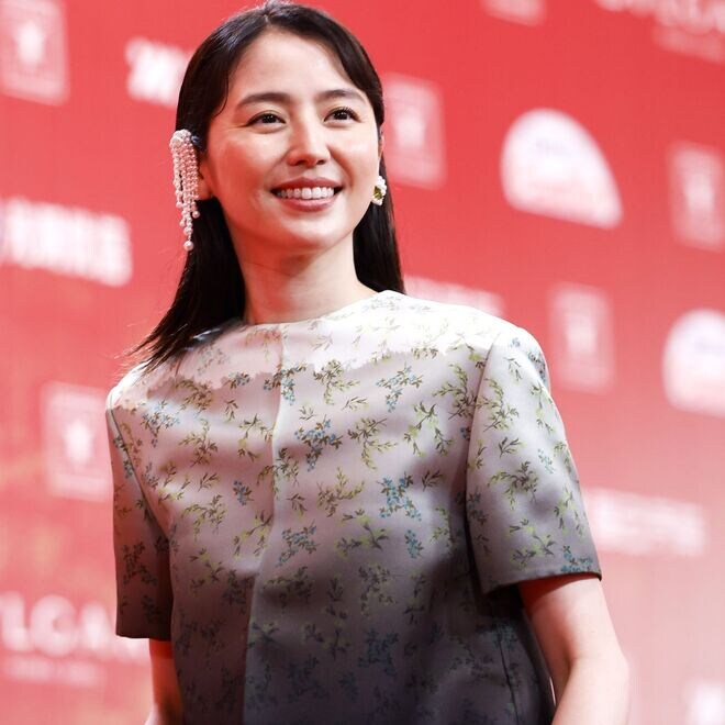 元日本代表MFを父に持つ長澤まさみが幼少期の“激レアな一枚”を公開！「お父さんそっくり」「すでに美人」など話題