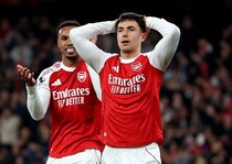 「一体何を考えているのか分からない」痛恨敗戦の首位アーセナル、まさかのミスで敵FWを“アシスト”したスペイン代表MFをOBが酷評「ずさん」「全くの的外れ」