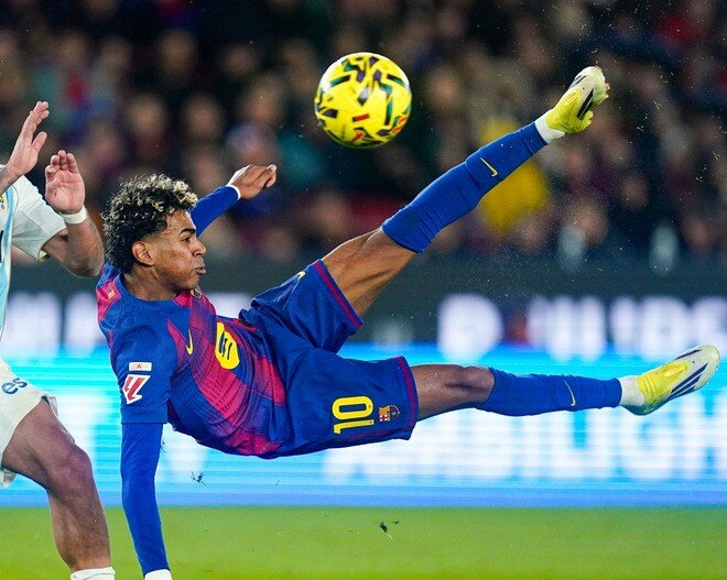 「凄すぎて深夜に声出たわ」バルサ10番の超絶アクロバティック弾に反響！「言葉を失うレベル」「目の覚めるようなゴラッソ」