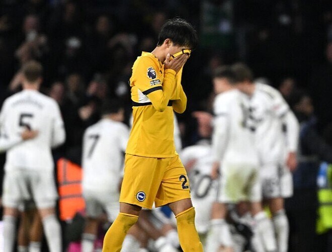 逆転負けにしゃがみ込み、茫然と天を仰いだ三笘薫。喜びを爆発させたアシストは幻に…ブライアンの番記者は“調子の波の激しさ”を指摘【現地発】