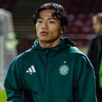 「監督の信頼を失った…」34分レッドで批判を浴びた28歳日本代表、大一番でまさかの出番なし　現地メディアは騒然「加入以来、どの監督の下でも重要な存在だったが…」