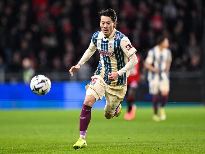 「フランスで急速に頭角を現した」リーグ・アン全試合出場の日本代表が現地で評価爆上がり！「ストライカーが対戦したくないタイプのDF」「ファンは無意識のうちに崇拝している」