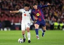 「バケモンすぎる」「こやつすげえわ」強豪バルサ相手に奮闘した日本代表DFにネット驚嘆！「めちゃくちゃ通用しててエグい」「W杯のスタメン候補」