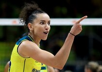 「ブラジル人の血が成せるスーパープレーだ」イタリア女子バレーで炸裂した一瞬の“足技”にアナウンサーも大興奮「ガービー！」【現地発】