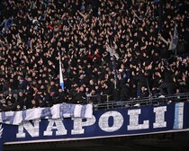 「手が血で真っ赤になった」痛ましい事件が発生。CL開催前にナポリのウルトラスがチェルシーサポーターを襲撃「２名が病院で治療」