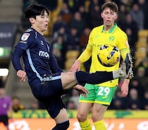 「衝撃だ」「真っ赤な嘘に騙されたのか」韓国代表の天才MF、英２部首位に移籍もまさかの18分出場に韓メディアは不満露わ！元チェルシー英雄の指揮官に不満「直接説得を試みたのに…」