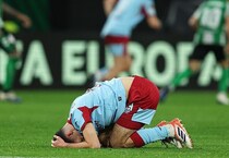 「ひどい結果だ」「上田がいれば、あっさり勝てたのに」日本代表コンビが欠場のオランダ名門、“惨敗”でまさかの敗退決定にファン憤慨「もはや悪夢」「ELで29位、恥を知れ」